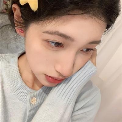 她来自胡志明市